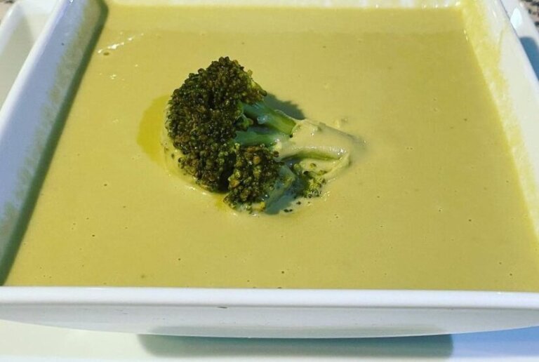 Receta de sopa de brócoli con queso saludable